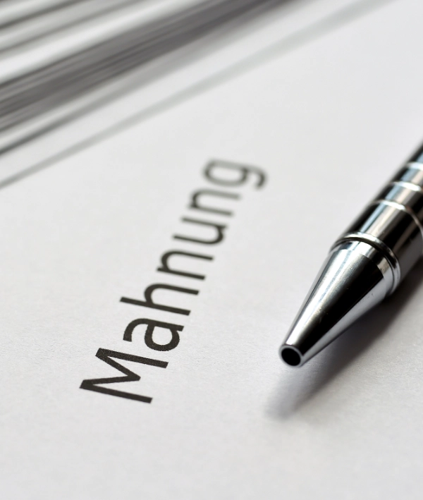 Symbolbild: Ein Kugelschreiber liegt auf einem Blatt Papier mit der Aufschrift