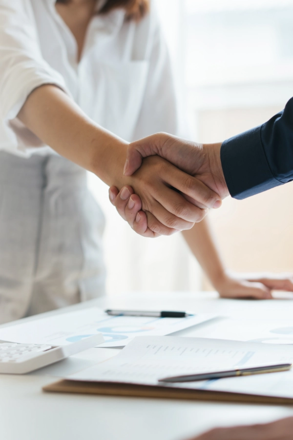 Symbolbild: Eine Beratering begrüsst einen Mandanten mit Handschlag
